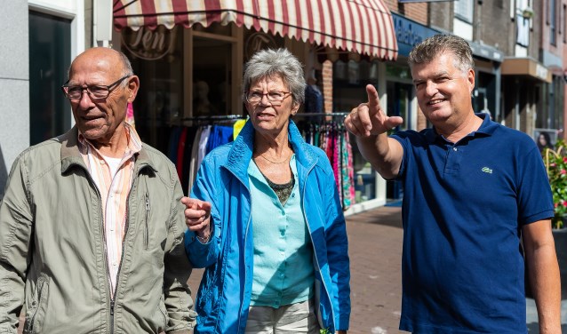 Richard Gort (rechts) wijst bezoekers de weg in de binnenstad.