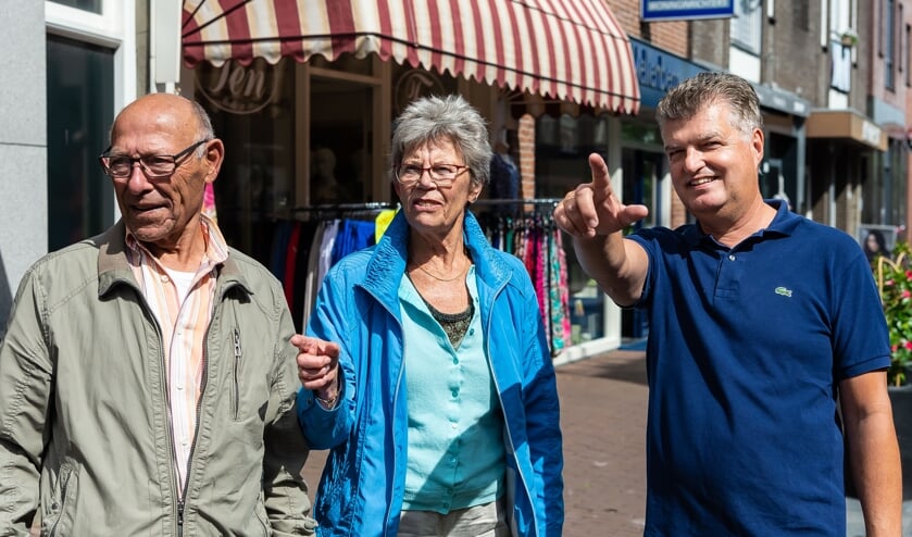 Richard Gort (rechts) wijst bezoekers de weg in de binnenstad.