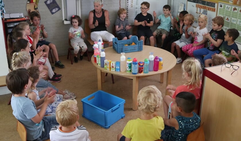Anneke met haar kleuters