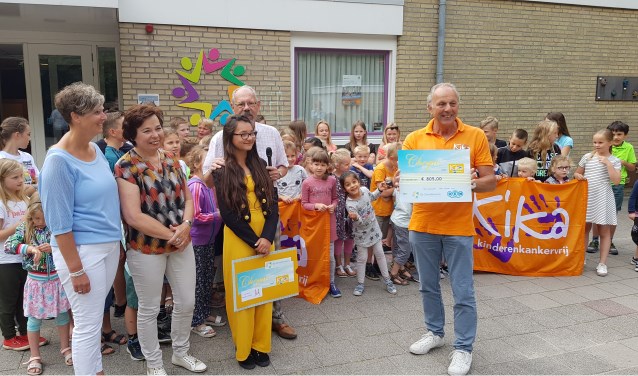 Op de foto: naast de kinderen die hebben meegelopen met de Sponsorloop, v.l.n.r.: Tineke Brasser (organisatie Marquetteloop), Chayenne van Breemen (initiatiefneemster) en Rien Schimmel (KiKa).