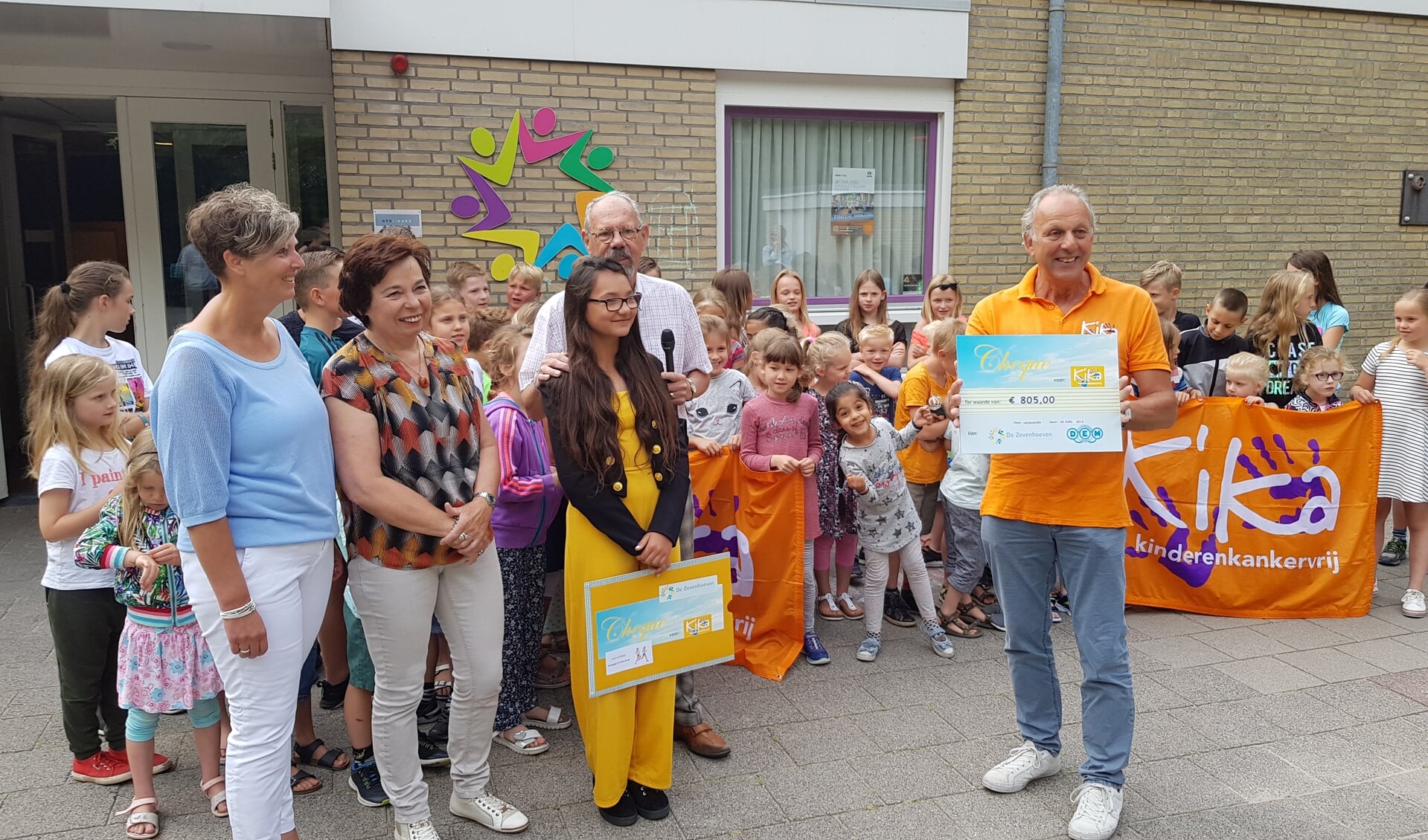 Op de foto: naast de kinderen die hebben meegelopen met de Sponsorloop, v.l.n.r.: Tineke Brasser (organisatie Marquetteloop), Chayenne van Breemen (initiatiefneemster) en Rien Schimmel (KiKa).