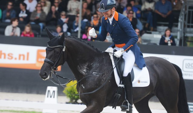 Theo Hanzon geeft een clinic over het opleiden van paarden en sluit af met een kür op muziek.