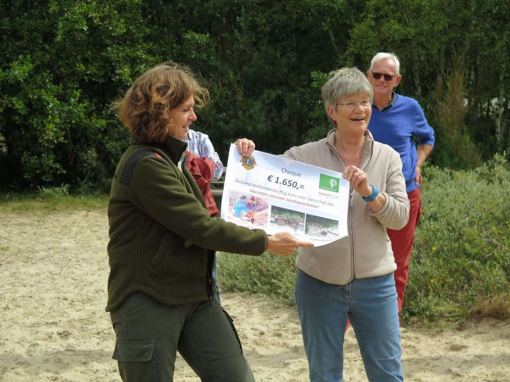 Anneke den Ouden overhandigde de cheque aan Patricia van Lieshout, manager van het buitencentrum.