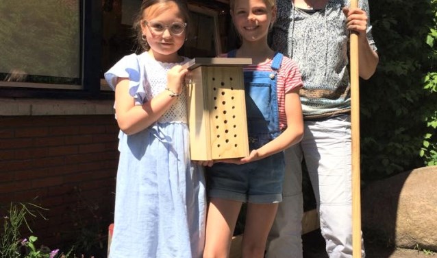 Op basisschool De Kennemerpoort is het bijenhotel enthousiast ontvangen door leerkracht Marianne Ottervanger en de kinderen.