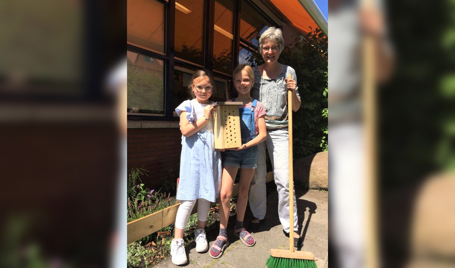 Op basisschool De Kennemerpoort is het bijenhotel enthousiast ontvangen door leerkracht Marianne Ottervanger en de kinderen.