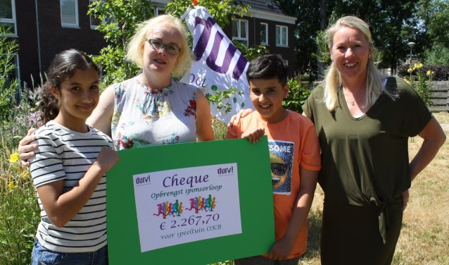 DURV! leerlingen Aya en Sani overhandigen de cheque aan Cretienne Hoekman van speeltuin OKB.