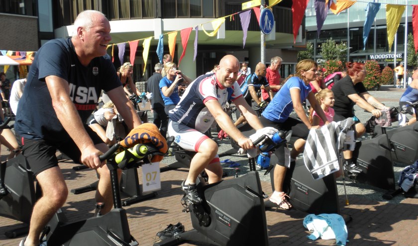 Voor een uur spinnen betalen de deelnemers 10 euro dat naar het goede doel 'Hoofddorp aan Zee' gaat.