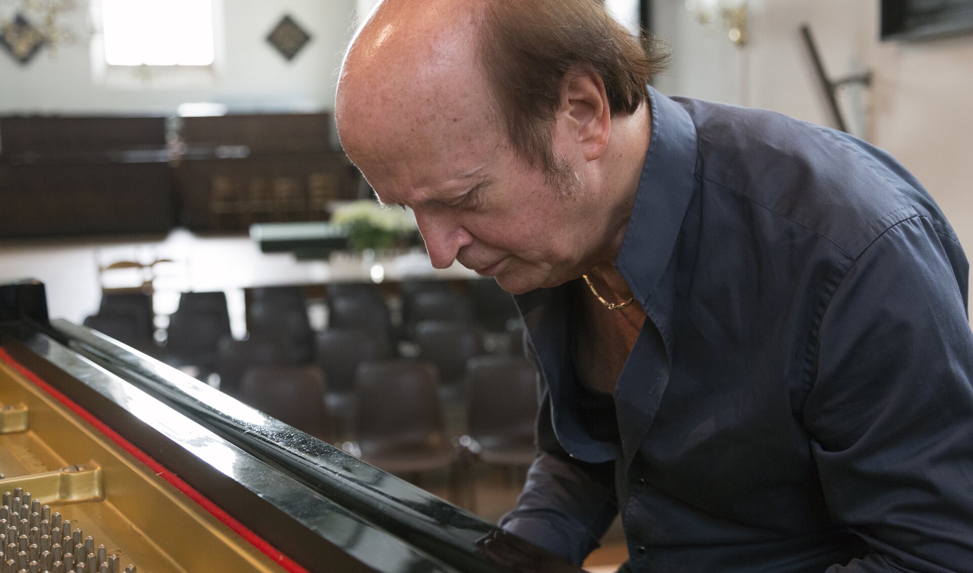 Pianist René van Sluis aan het werk.