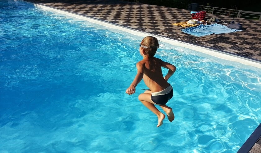 Zwemmen in een buitenbad.