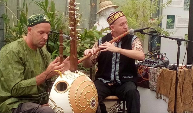 Het duo Paradiya.