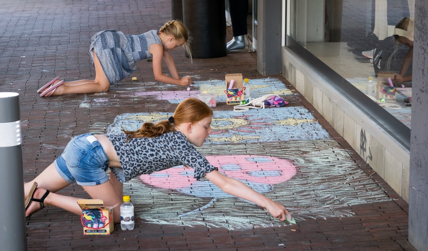 Een 3D street-art wedstrijd voor kinderen tijdens koopzondag in de Helderse binnenstad.