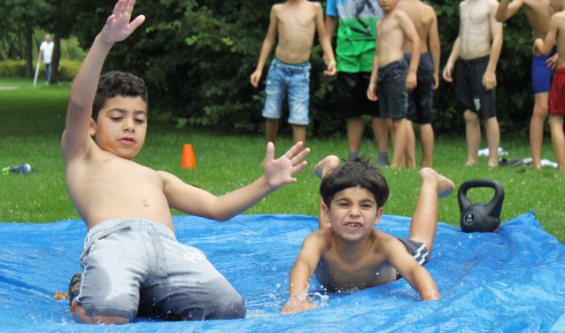 Kinderen vermaken zich volop tijdens de zomervakantie.