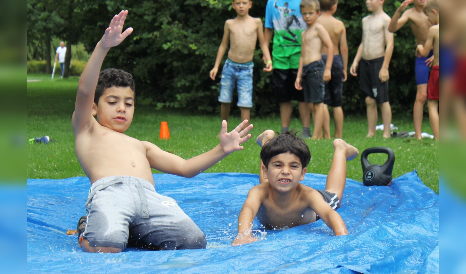 Kinderen vermaken zich volop tijdens de zomervakantie.