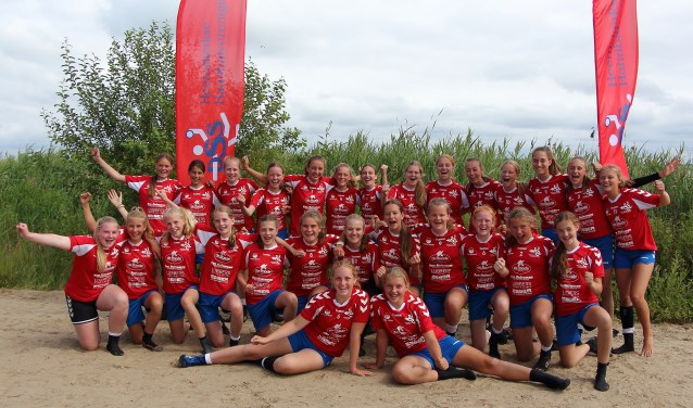 De meiden van DSS doen mee aan het NK beachhandbal.