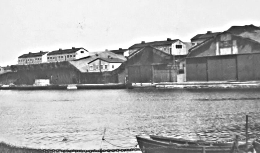 De gecamoufleerde Fokkerfabriek aan het Van Hasseltkanaal West in 1942.