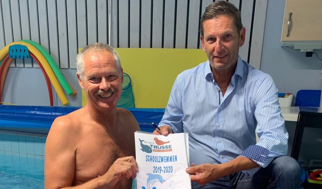Meerwerf Basisschool Dr. Jac. P. Thijsse tekende contract met zwemschool de Dolfijn van Andre Boon.