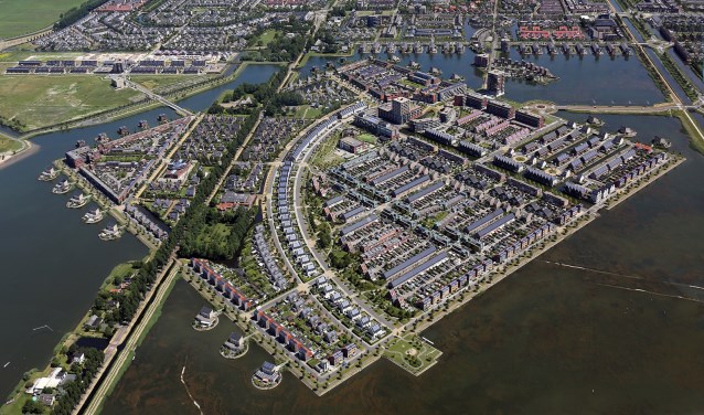 De Middenweg-Zuid loopt dwars door de moderne wijk Stad van de Zon, maar heeft amper aan authenticiteit ingeboet.