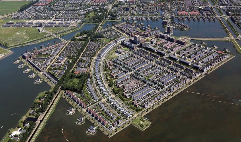 De Middenweg-Zuid loopt dwars door de moderne wijk Stad van de Zon, maar heeft amper aan authenticiteit ingeboet.