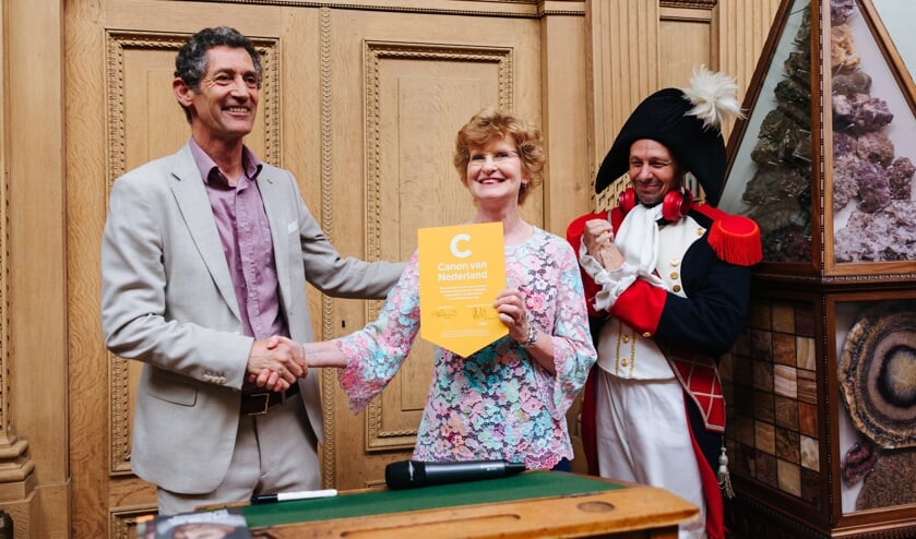 Teus Eenkhoorn, directeur Nederlands Openluchtmuseum en directeur van Teylers Museum Marjan Scharloo met het convenantbord. Napoleon kijkt toe.