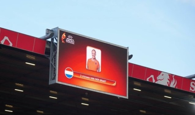 Topvoetbalster Stefanie van der Gragt wordt door de gemeente Heerhugowaard en haar oude club Reiger Boys gehuldigd voor haar goede prestaties.