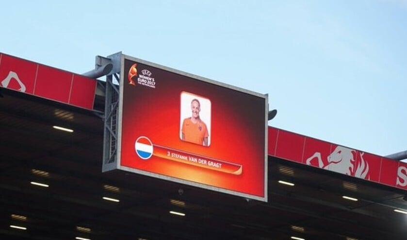 Topvoetbalster Stefanie van der Gragt wordt door de gemeente Heerhugowaard en haar oude club Reiger Boys gehuldigd voor haar goede prestaties.