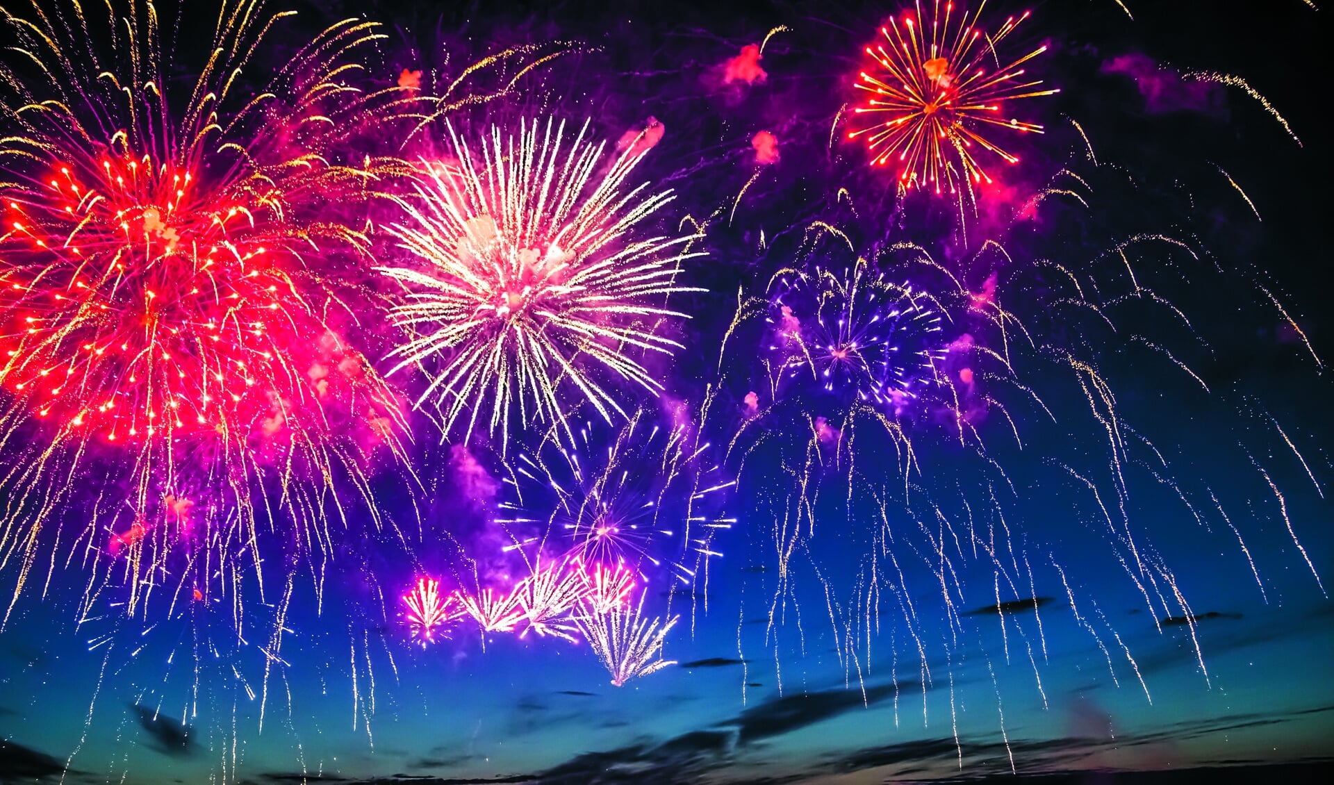 Kermisgangers en inwoners van Medemblik worden getrakteerd op prachtig vuurwerk boven het IJsselmeer.