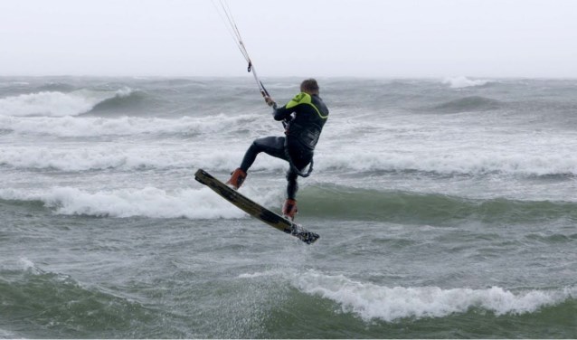 Altijd al een keer willen kitesurfen? Dat kan tijdens de Waterweken bij het strand van Schellinkhout.