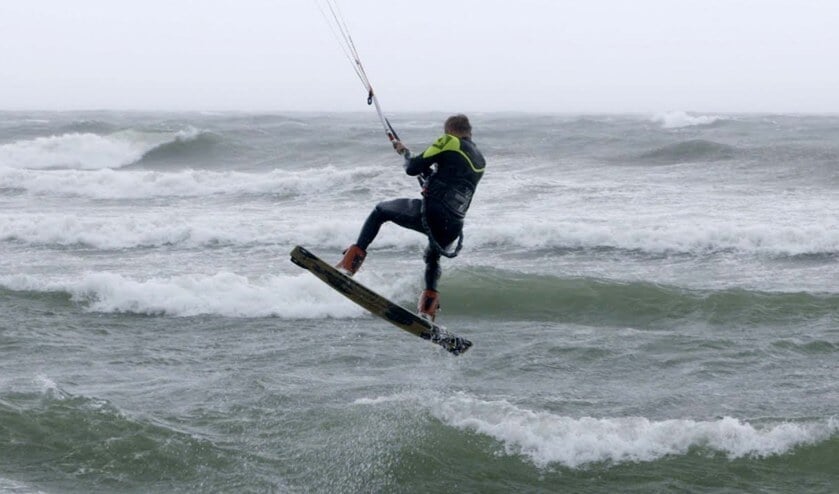 Altijd al een keer willen kitesurfen? Dat kan tijdens de Waterweken bij het strand van Schellinkhout.