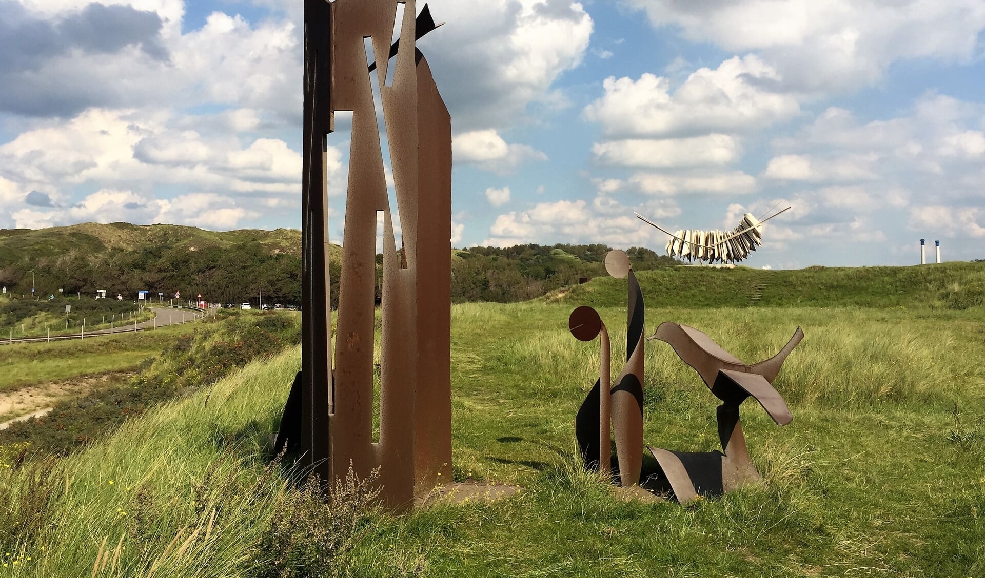 Het beeld van de Franse kunstenaar José Rault is gemaakt van afvalstukken staal van de achterliggende staalfabriek.