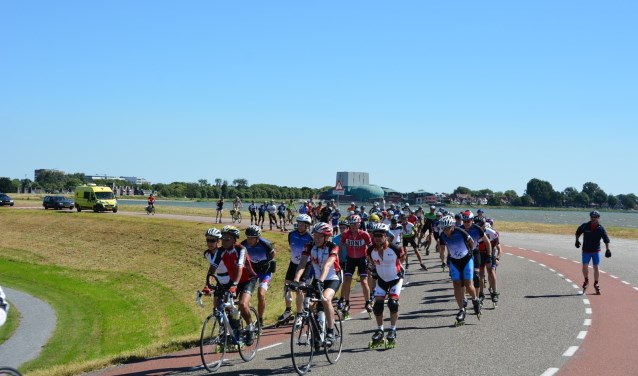 De Westfriese Omringdijk trotseren op skeelers.