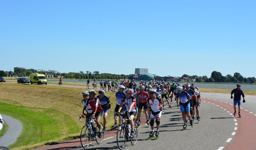 De Westfriese Omringdijk trotseren op skeelers.
