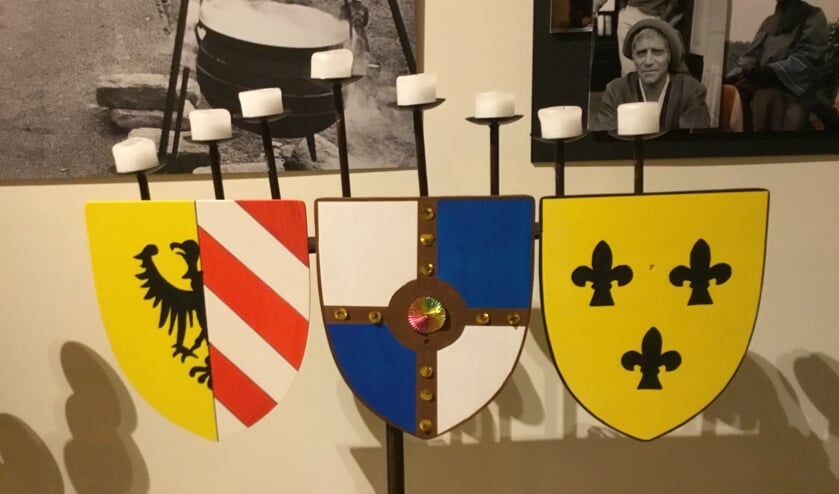 Jeugdige bezoekers kunnen houten schilden, dolken en zwaarden beschilderen en versieren.