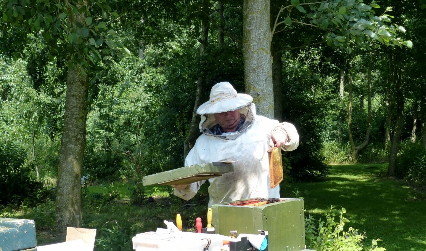Imker Willem Nijhuis is veel bezig met zijn bijen.