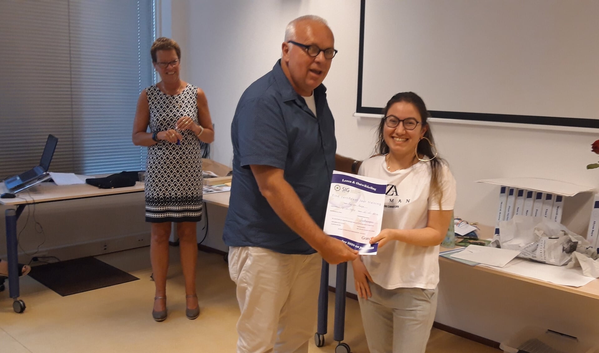 Aleyna krijgt haar diploma van SIG-directeur Jan Kroft