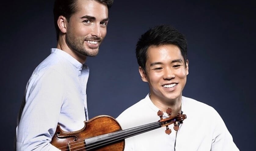 Het duo Niek Baar en Ben Kim treden tijdens het eerste Lindegrachtconcert op.