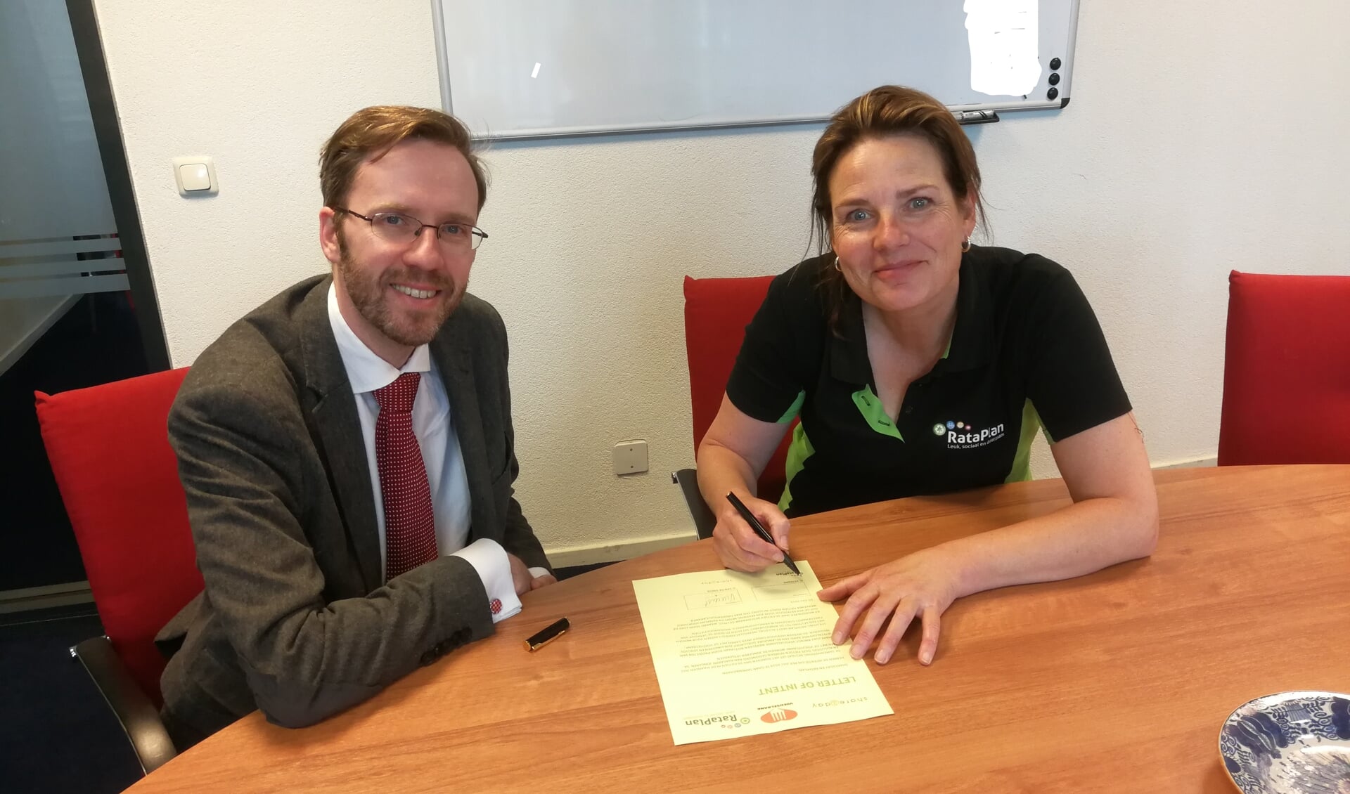 Vincent van Share2day en Heleen van Rataplan ondertekenen overeenkomst. 