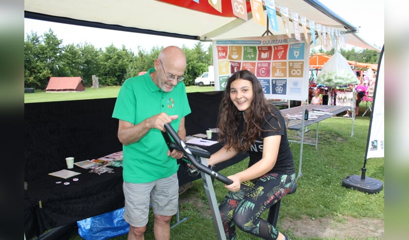In de stand van Langedijk4Global Goals konden bezoekers deelnemen aan een virtuele fietstocht.
