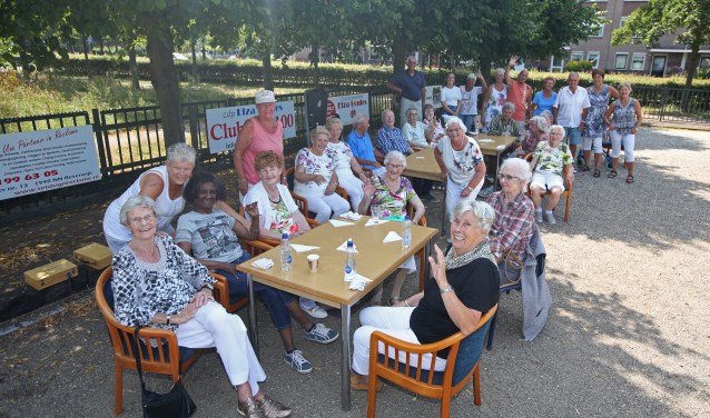 Ouderen vermaken zich prima bij Elza Boules.