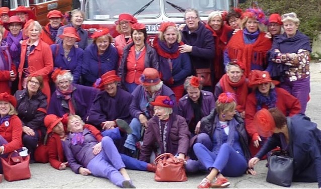 De dames kleden zich altijd in het paars en rood.
