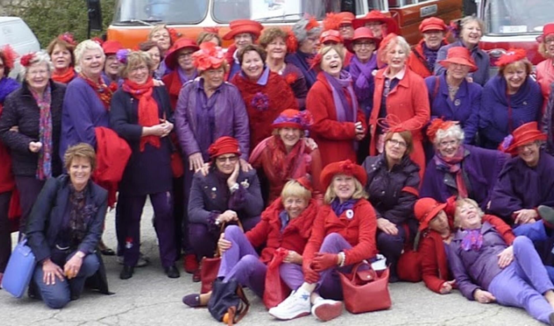 De dames kleden zich altijd in het paars en rood.