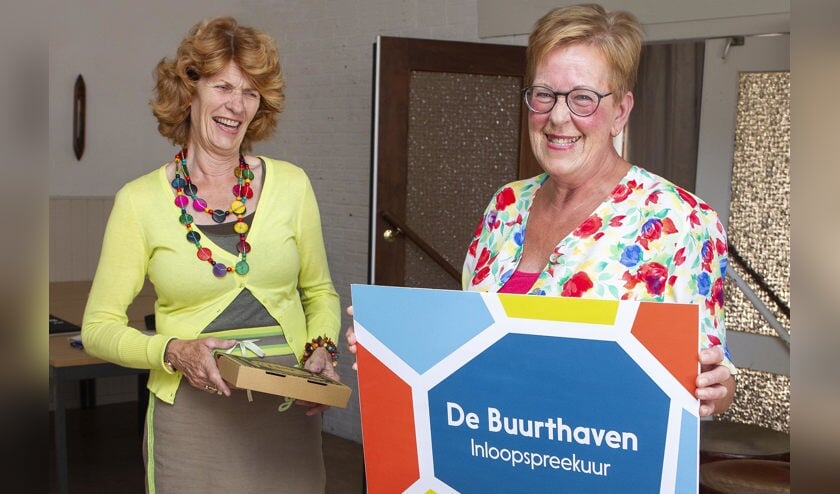 De prijswinnares ontving dinsdag 9 juli een dinerbon uit handen van wethouder Tjitske Biersteker-Giljou.