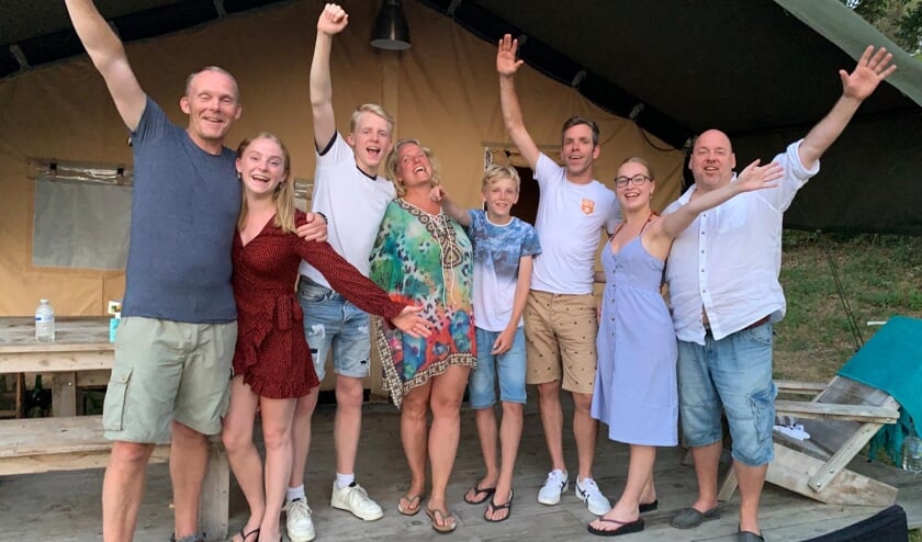 Bram Tankink (derde van rechts) verrast Beverwijker Jacco Hilbers (geheel links) en zijn familieleden.
