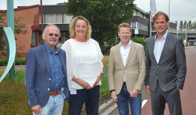 vlnr: Kees van Waaijen wethouder, Krista Steding, adviseur werkgeversdiensten gemeente Wormerland, Thijs van Baar, voorzitter van BVW en Timo de Regt, voorzitter 't Lokaal.