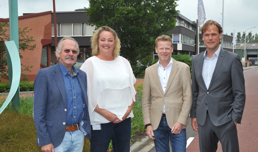 vlnr: Kees van Waaijen wethouder, Krista Steding, adviseur werkgeversdiensten gemeente Wormerland, Thijs van Baar, voorzitter van BVW en Timo de Regt, voorzitter 't Lokaal.