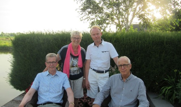 De initiatiefnemers van Regenboog 50+: Pieter en Ruben (Roze Senioren Westfriesland), Rita (Vita+) en Frans (lhbtiwestfriesland).