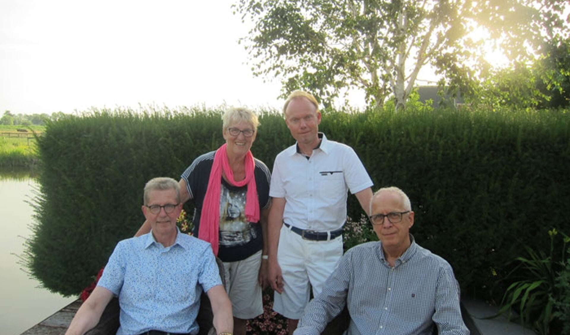 De initiatiefnemers van Regenboog 50+: Pieter en Ruben (Roze Senioren Westfriesland), Rita (Vita+) en Frans (lhbtiwestfriesland).