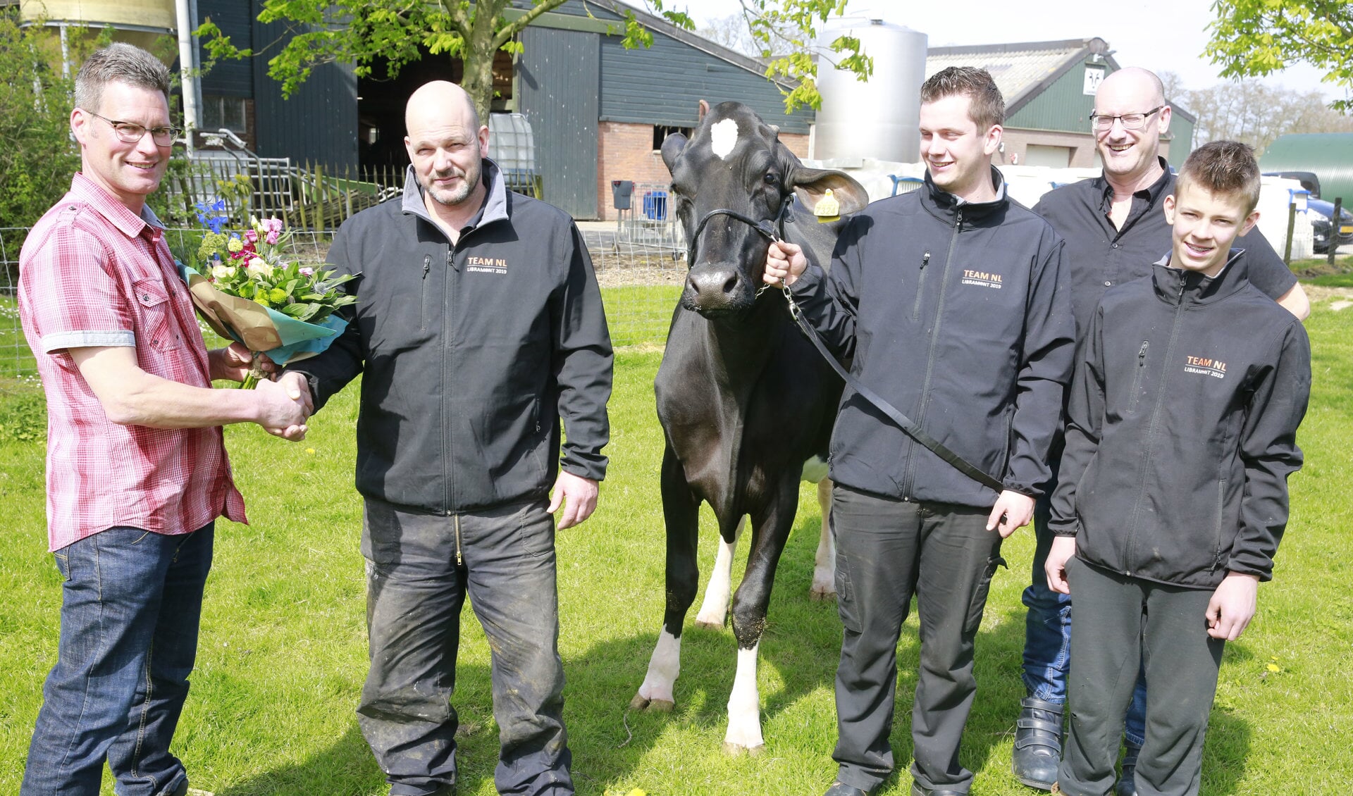Marcel van der Eijk met de koe Adele, zijn zonen Matt en Finn en bestuursleden van de Landbouwshow, Theo de Jong (l) en Co Schipper (2e v.r.).