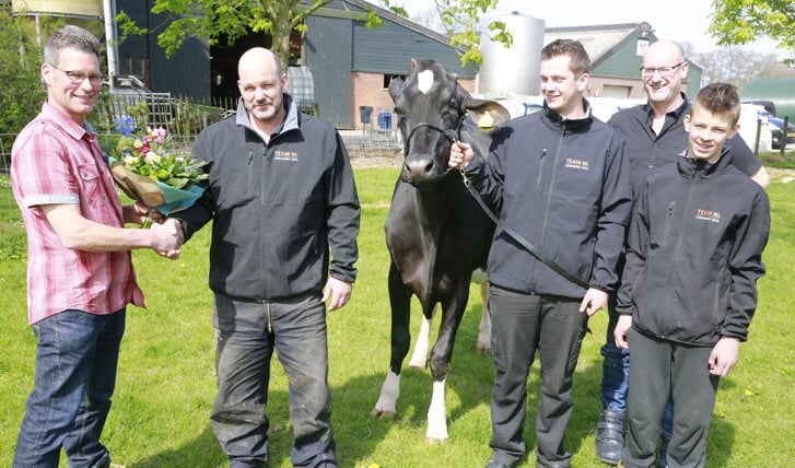 Marcel van der Eijk met de koe Adele, zijn zonen Matt en Finn en bestuursleden van de Landbouwshow, Theo de Jong (l) en Co Schipper (2e v.r.).