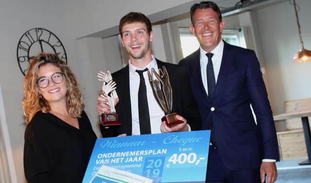 Winnaar Corné Bot (m) met Martijn Dekker (directeur van DIGIT Electrotechniek en lid van het Ondernemersklankbord) en Suzanne Aardenburg (winnares verkiezing Ondernemingsplan van het Jaar 2018).