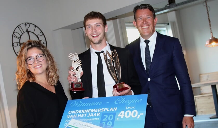 Winnaar Corné Bot (m) met Martijn Dekker (directeur van DIGIT Electrotechniek en lid van het Ondernemersklankbord) en Suzanne Aardenburg (winnares verkiezing Ondernemingsplan van het Jaar 2018).